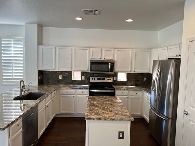 Building Photo - AVAILABLE NOW IN SEVILLE, GILBERT!!!