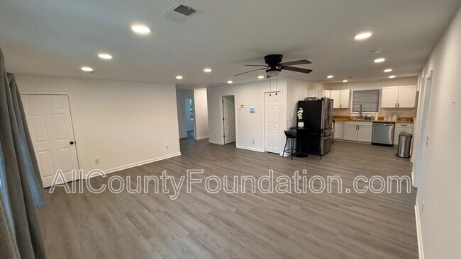 Building Photo - 212 Ellen St