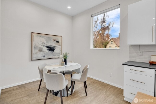 Building Photo - 9732 Woodlawn Ave N