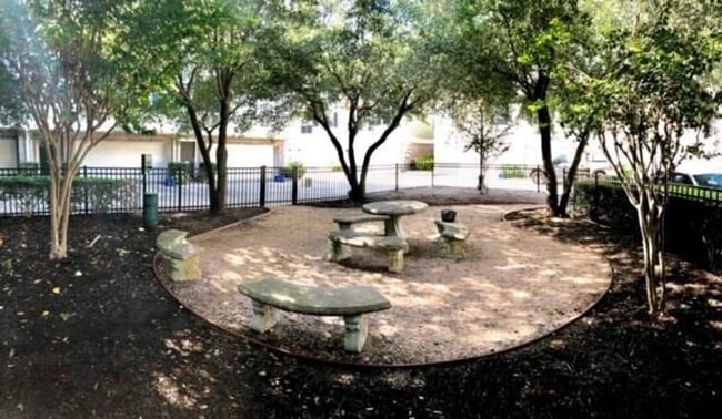 Building Photo - Stunning Townhome Near Medical Center!