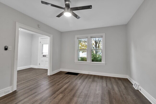 Building Photo - 105 Mariner St