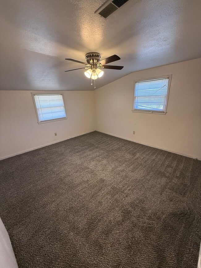 Building Photo - Pre Leasing for fall 2026! 5 bedroom 2 bath by LCU!