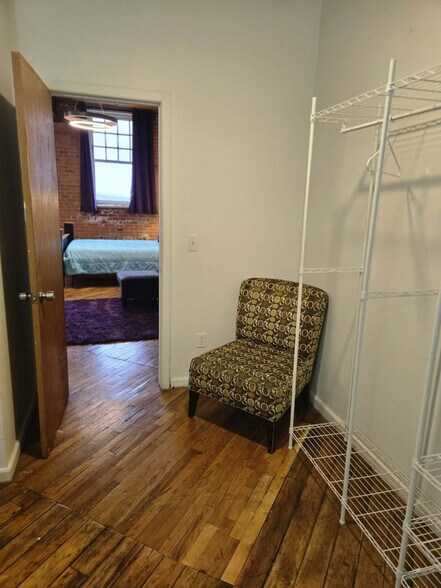 Building Photo - 227 Iron St