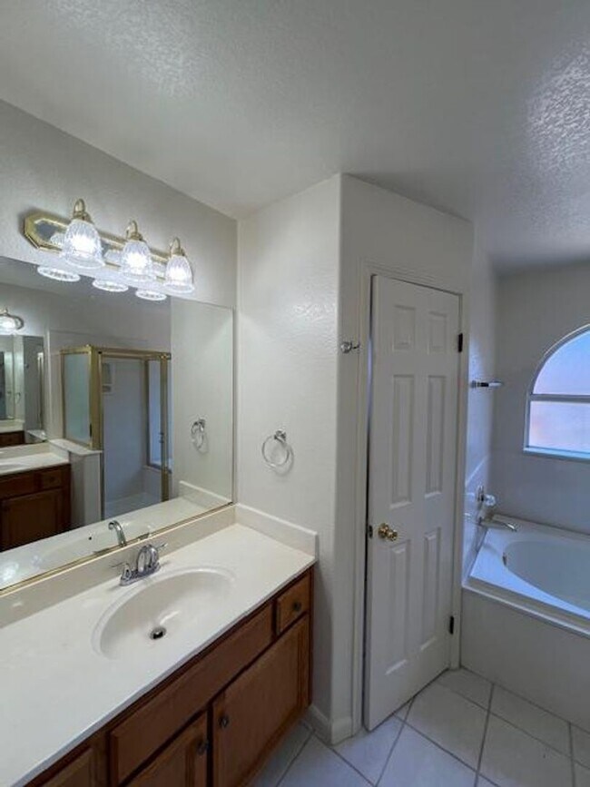 Building Photo - BEAUTIFUL HOME WITH POOL IN ROSEVILLE!