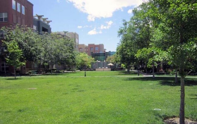 Building Photo - SPACIOUS BOTTOM FLOOR 2 BEDROOM IN THE GATED MANHATTAN CONDOS