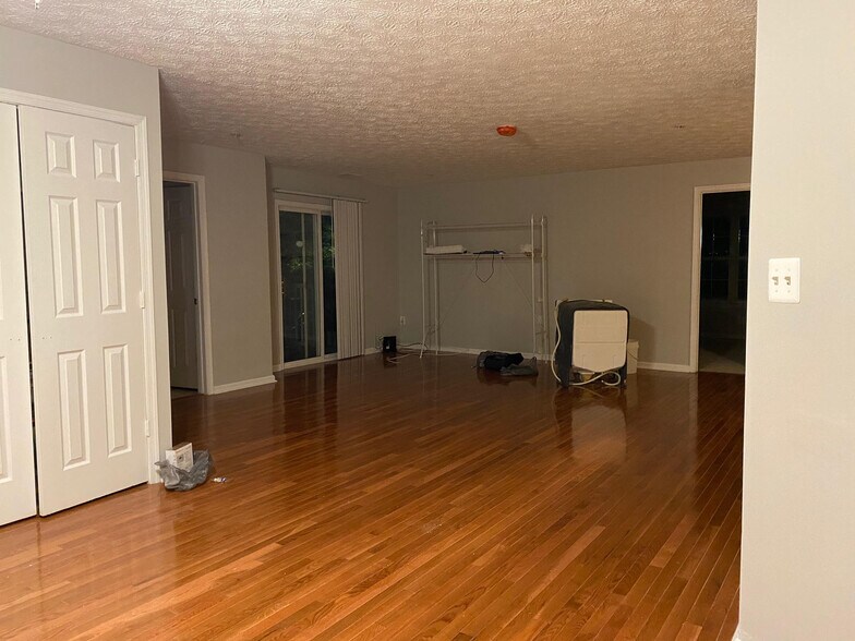 Living room - 3712 Excalibur Ct