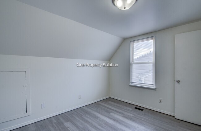 Building Photo - 924 W 60th Pl