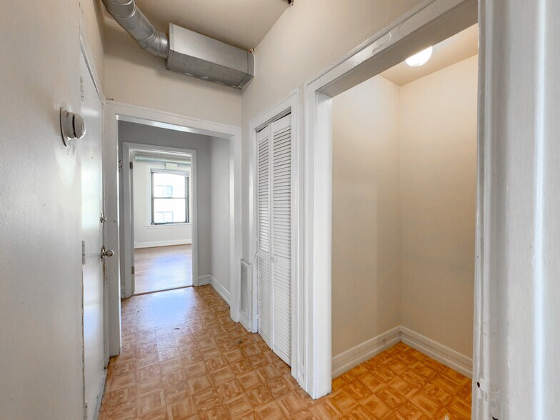 Building Photo - 2405 W Wilson Ave