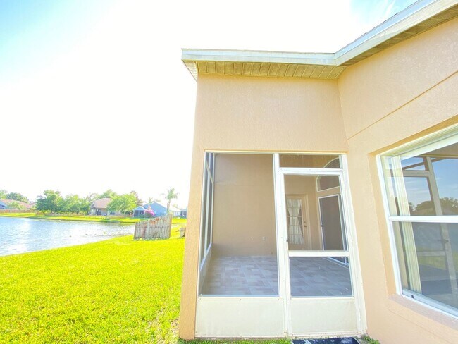 Building Photo - Beautiful Home with Water View in Waterford Lakes!