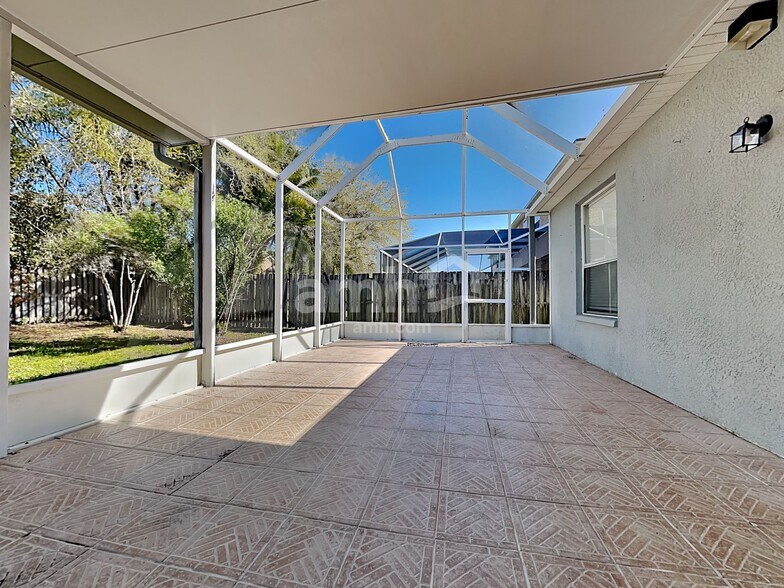 Building Photo - 12727 Westwood Lakes Blvd