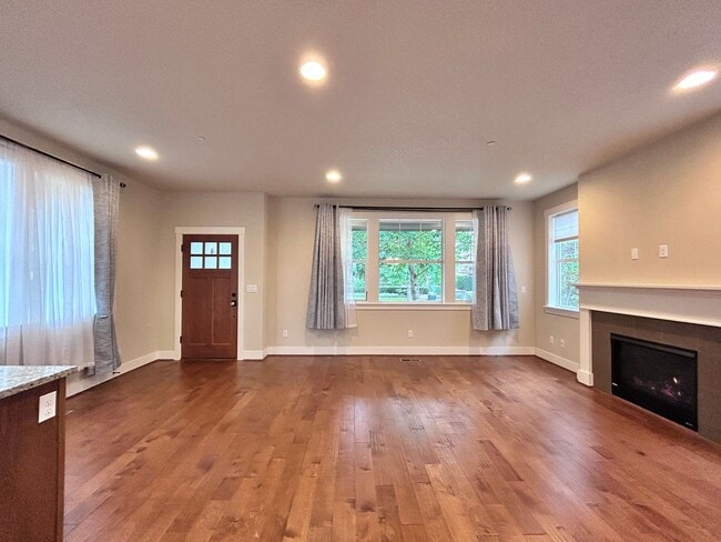 Building Photo - Incredibly Large 4 Bed 2.5 Bath Charmer!