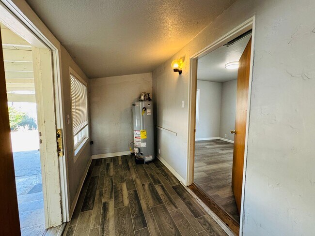 Building Photo - Coming Soon! Cute Two Bed, Two Bath Countr...