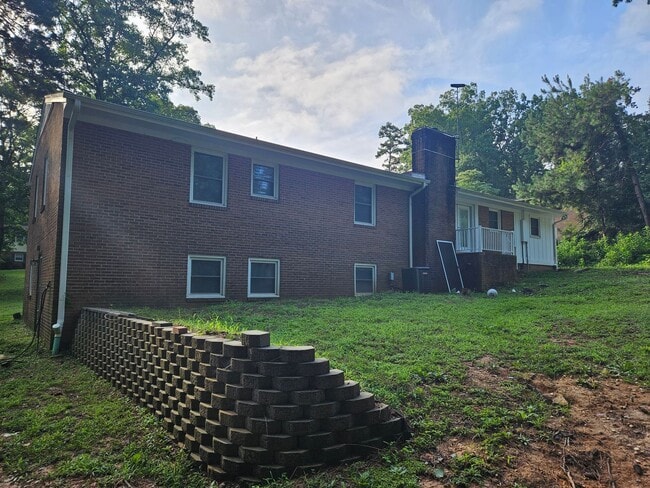 Building Photo - NEW LISTING!!!!!