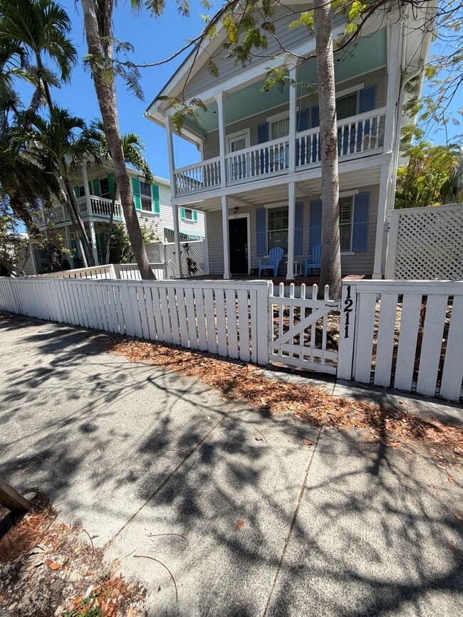 Building Photo - 1211 Varela St