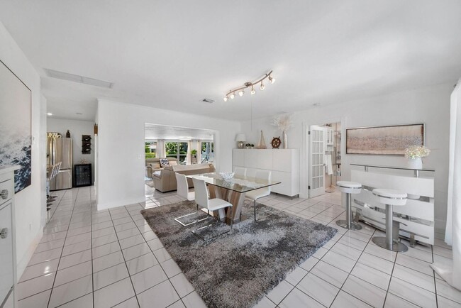 Building Photo - 220 SE 2nd Ave