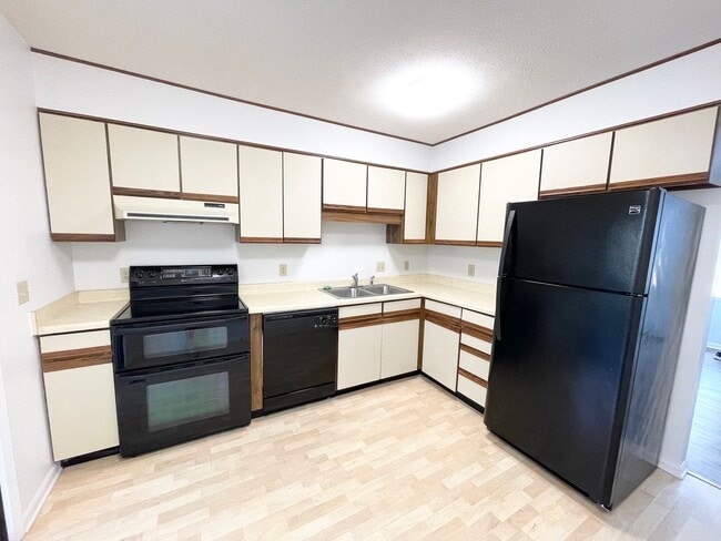 Building Photo - Charming Hendersonville Condo