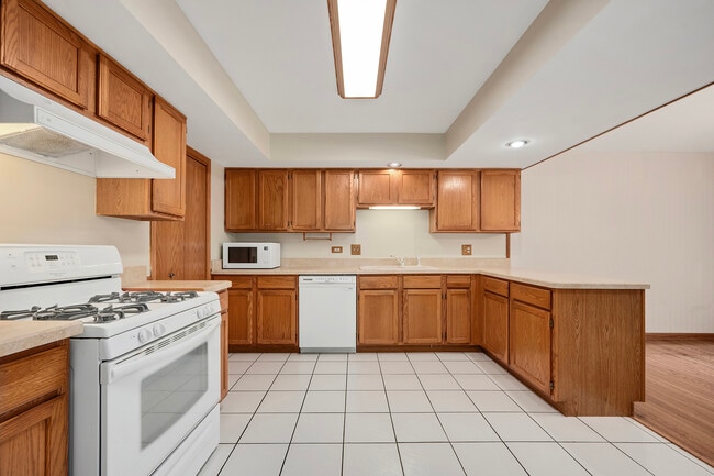Building Photo - 1015 Claremont Dr