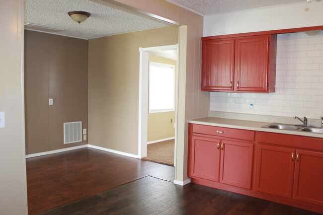 Building Photo - Move In Special!!!  $150 off 2nd month ren...