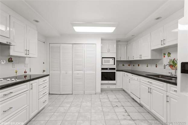 Building Photo - 10155 Collins Ave