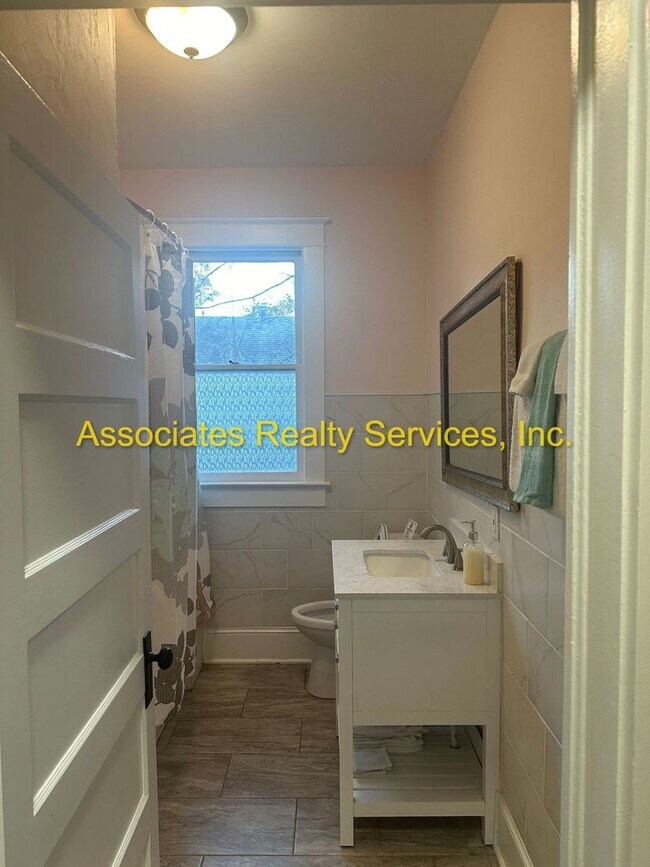 Building Photo - Totally Remodeled Vintage Home - FULLY FURNISHED!!!