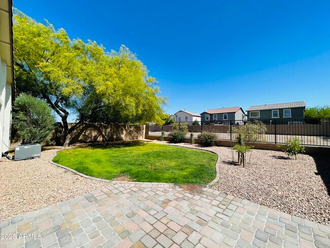 Building Photo - 841 E Lovegrass Dr