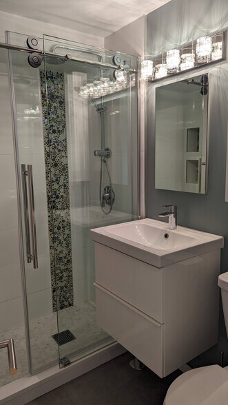 Building Photo - 3950 N Lake Shore Dr