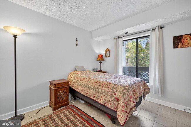 Building Photo - 910 Windbrooke Dr