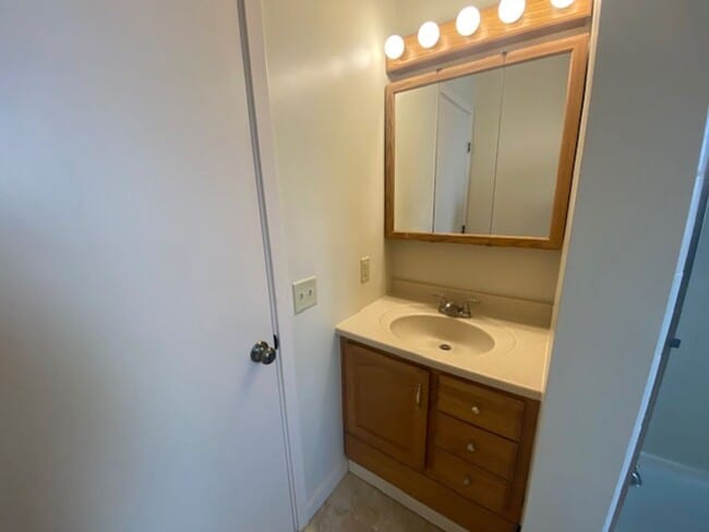 Building Photo - Cozy Monterey Home!