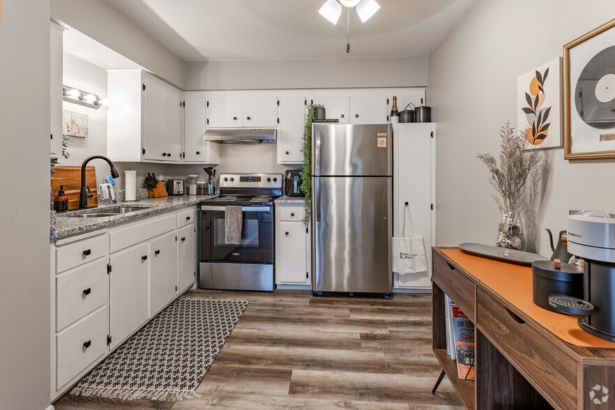 2BR, 1BA - 918SF - Kitchen - 535 Madison St