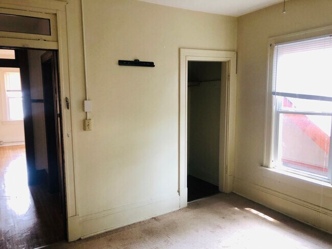 Building Photo - Large House w/ off-street parking & 3 BATHROOMS!