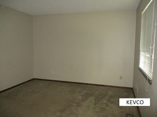 Building Photo - Beautiful Three Bedroom Home!