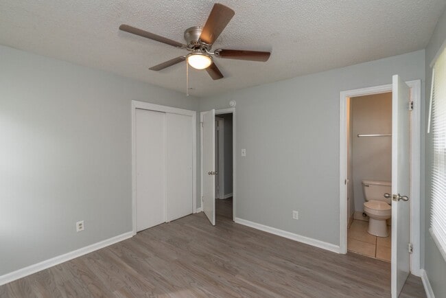 Building Photo - 3 bed/1.5 bath single-family home, with en...