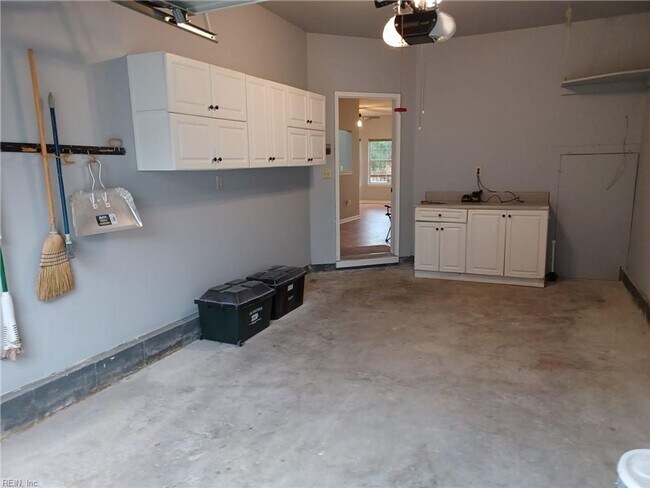 Building Photo - 1332 Lake Dr