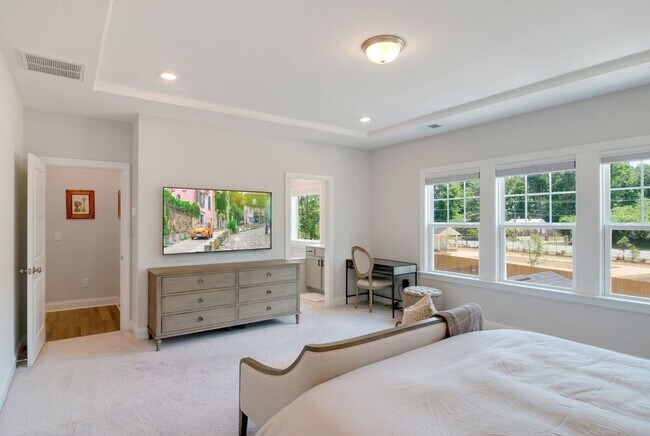 Building Photo - Chapel Hill 5 Bedroom/ 3 bath Home Gourmet Kitchen Fireplace and Fenced yard!