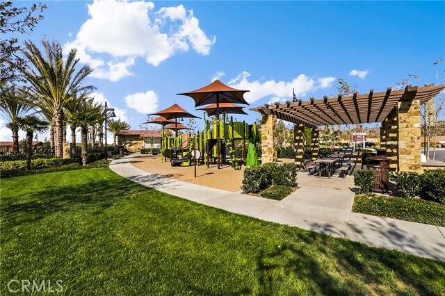 Building Photo - 13 Savannah