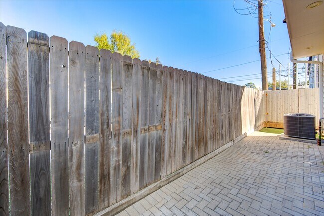 Building Photo - 820 Wakefield Dr