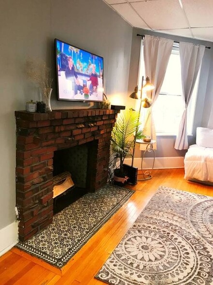 Building Photo - 879 Beacon St