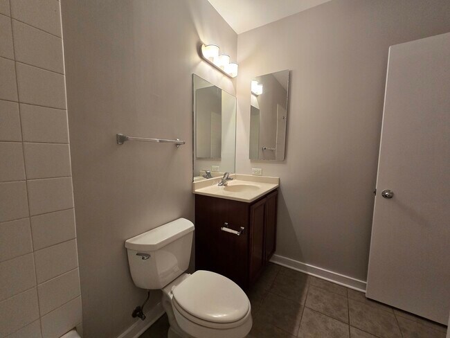 Building Photo - 1752 W Maypole Ave