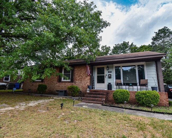 Building Photo - 3 Bedroom 2 Bath: Pets Considered