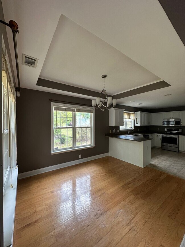 Building Photo - Move-In ready 3-bedroom 2-bathroom house on the Eastside