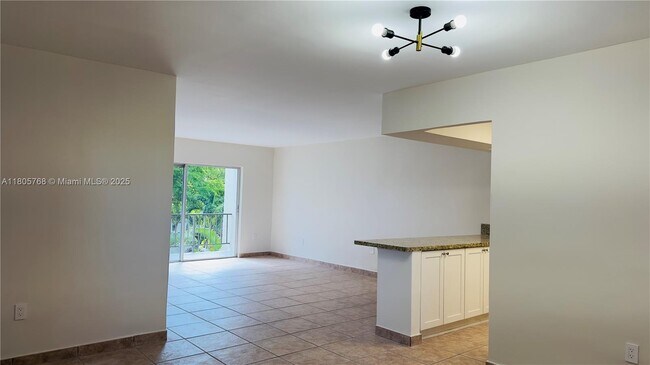 Building Photo - 6900 N Kendall Dr