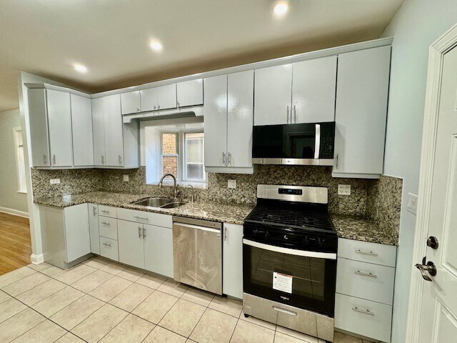 Building Photo - 5618 N Artesian Ave