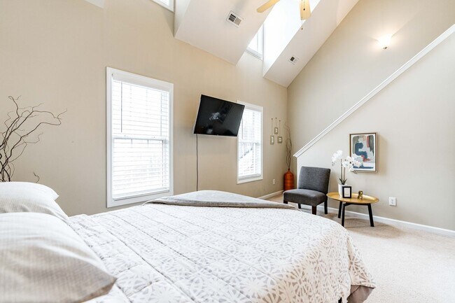 Building Photo - 2 Bedroom + Loft Townhome in Prime Raleigh...