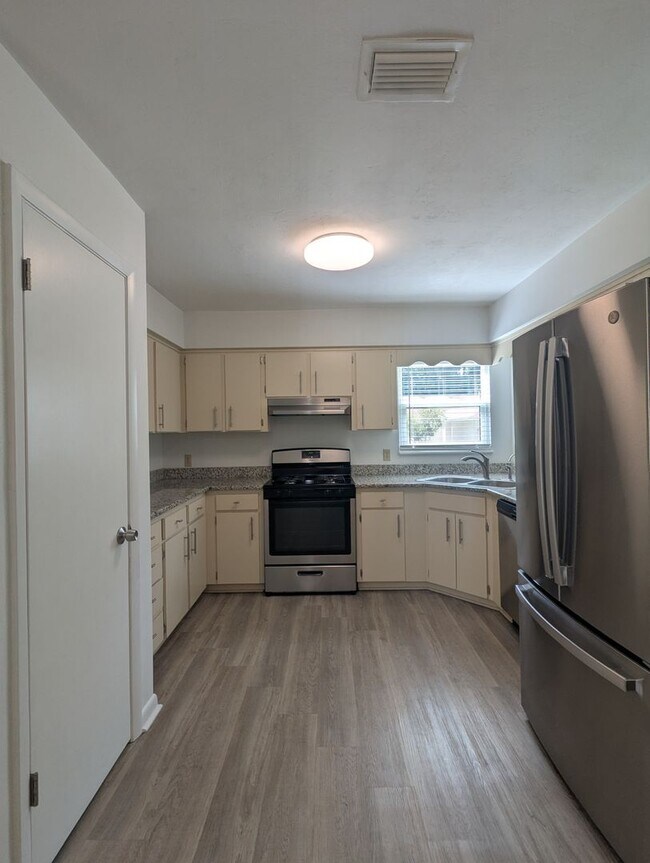 Building Photo - 2 bedroom/ 2 bath in Turkey Creek Forest