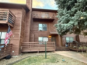 Building Photo - Beautiful West Side 2 Bedroom Condo w/ Views!!