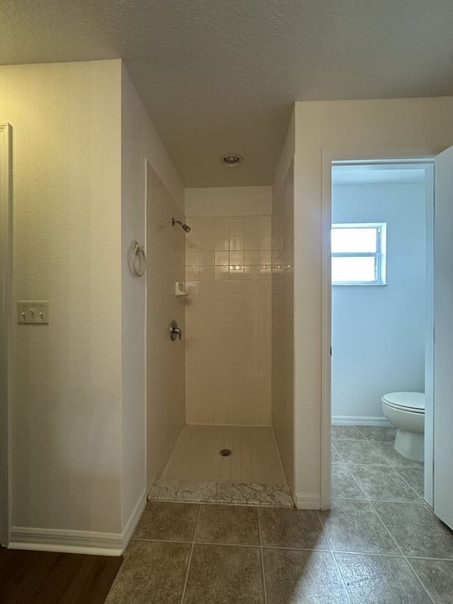 Building Photo - Spacious 4 bed 2 bath, 2 car garage with fenced-in backyard in Poinciana Neighborhood