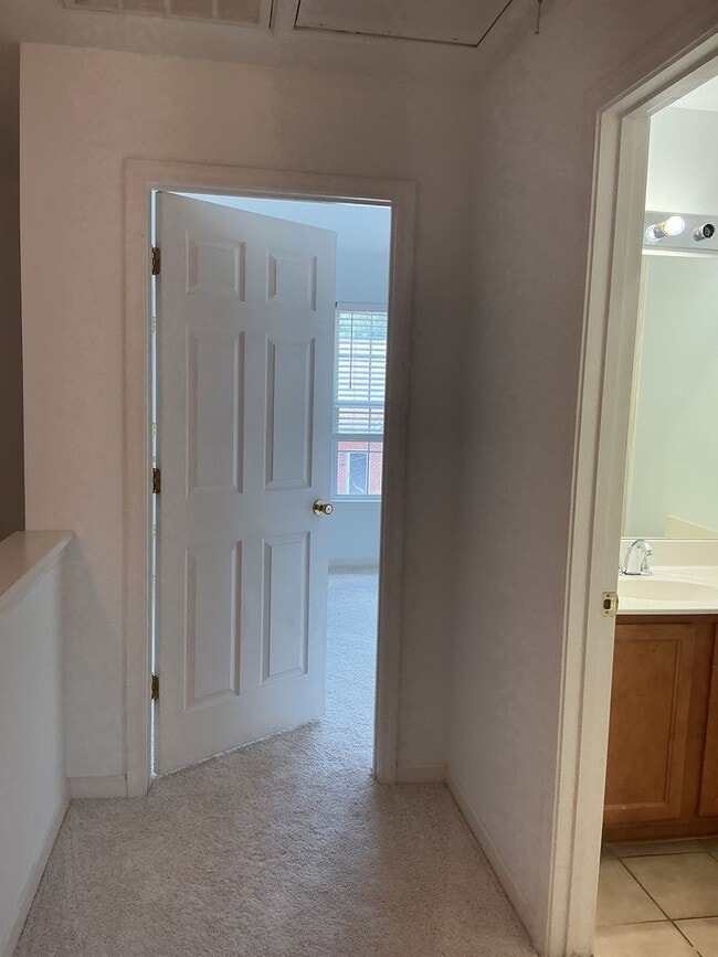 Building Photo - Move-In Ready 2-Bedroom Townhouse in the H...