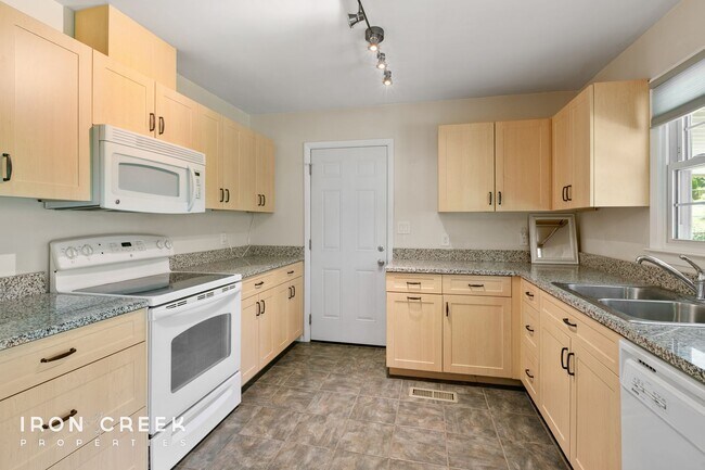 Building Photo - Beautiful Two-Bedroom with Fenced Yard in ...