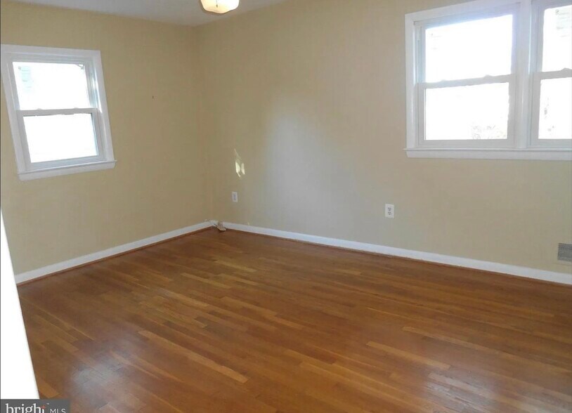 Building Photo - 5809 Greenlawn Dr