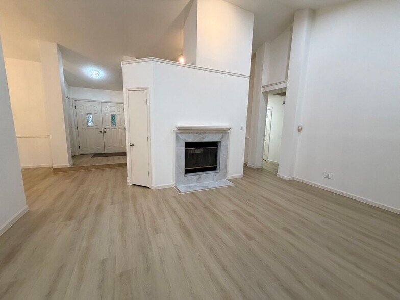 Building Photo - 3308 Meadowview Dr